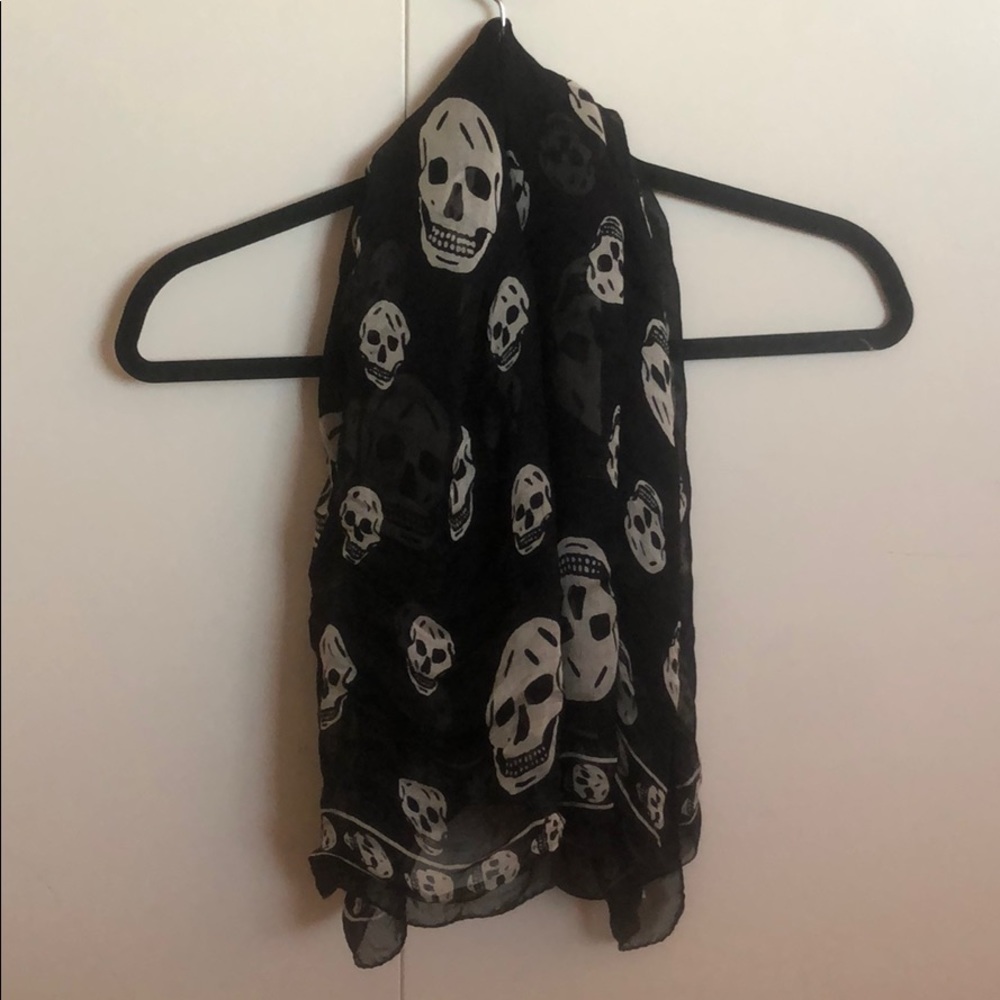 Alexander McQueen skull print scarf in black/white
